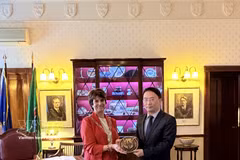 Vietnamese Ambassador to Ireland Pham Toan Thang (right) presents a souvenir to Deputy Lord Mayor of Cork Margaret McDonnell (Photo: VNA) 