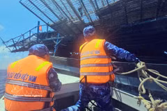 Officers and soldiers aboard Ship 314 approach the distressed fishing vessel QNa 91117 TS (Photo: VNA) 