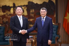 Prime Minister Le Minh Hung receives Governor of Japan’s Yamanashi prefecture Nagasaki Kotaro in Hanoi on May 11. (Photo: VNA