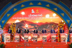 Deputy Prime Minister Nguyen Van Thang and delegates press the button to launch construction of the Dien Bien Phu cultural-historical tourism and cable car complex project in Dien Bien province on May 10, 2026. (Photo: VNA)