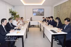 Politburo member Nguyen Duy Ngoc (third, right), who is Standing Deputy Head of the Central Steering Committee for Science-Technology Development, Innovation and Digital Transformation, holds a working session with the Colombo Port City Management Board. (Photo: VNA)
