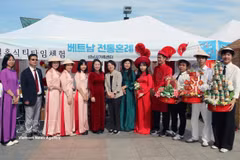 Vietnamese Minister Counsellor Nguyen Thi Thai Binh and Song Mun Yeong, director of the Seongnam multicultural family support centre, pose with Vietnamese brides and Vietnamese students in Seongnam during the 15th Global Harmony Festival. (Photo: VNA)
