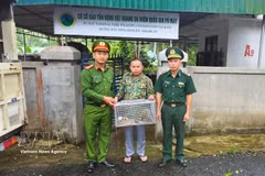 Representatives of the Ngoc Lam Border Guard Station under the Nghe An Border Guard Command and Son Lam commune's police hand over a pangolin voluntarily surrendered by a local resident to the wildlife conservation centre at Pu Mat National Park. (Photo: VNA)