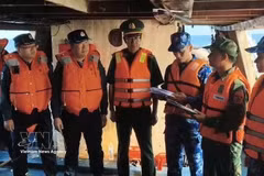 Representatives of the Hai Phong City Border Guard Command and the China Coast Guard reach agreement on the record of the handover of two fishing vessels and ten Chinese fishermen rescued in the Gulf of Tonkin. (Photo published by VNA)