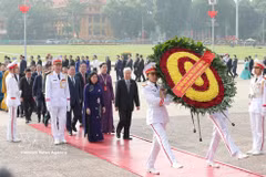 Delegates attending the 11th National Congress of the Vietnam Fatherland Front pay tribute to President Ho Chi Minh at his mausoleum in Hanoi on May 11. (Photo: VNA)