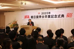 CEO of Asahi Corporation Katsu Tsunoda speaks at the 2025 graduation ceremony for international students studying in Japan. (Photo: VNA)