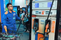 A Petrolimex worker refuels a motorbike. (Photo: VNA)