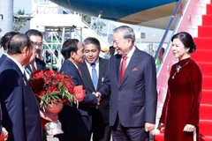 Party General Secretary To Lam and his spouse Ngo Phuong Ly, together with a high-ranking delegation of Vietnam arrive at Wattay International Airport in Vientiane on December 1 morning. (Photo: VNA)
