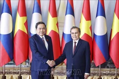 NA Chairman Tran Thanh Man (L) and President of the Lao NA Saysomphone Phomvihane (Photo: VNA)