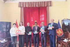 Vietnamese Ambassador to Austria Vu Le Thai Hoang poses for a commemorative photo with the family of renowned Austrian children’s author Mira Lobe. (Photo published by VNA)