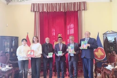 Vietnamese Ambassador to Austria Vu Le Thai Hoang poses for a commemorative photo with the family of renowned Austrian children’s author Mira Lobe. (Photo published by VNA)