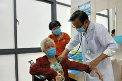 An old woman receives health check-up in Da Nang city (Photo: VNA)