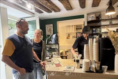French customers visit “PHIN MI” to savour coffee rich in Vietnamese flavour. (Photo: VNA)