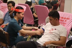 People donate their blood to save lives. (Photo: VNA)