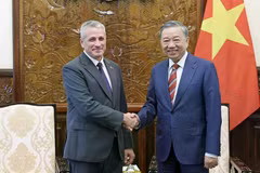 State President To Lam (right) receives Belarusian Ambassador to Vietnam Uladzimir Baravikou on July 3, 2024. (Photo: VNA) 
