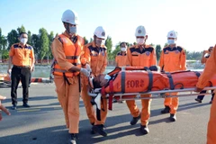 The Filipino sailor suffering from a serious illness is brought ashore for treatment. (Photo: VNA)