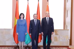 Party General Secretary To Lam (centre), Speaker of the Council of the Republic of the National Assembly Natalya Kochanova (L) and Chairman of the House of Representatives of NA Igor Sergeyenko (R) (Photo: VNA)