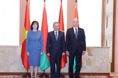 Party General Secretary To Lam (centre), Speaker of the Council of the Republic of the National Assembly Natalya Kochanova (L) and Chairman of the House of Representatives of NA Igor Sergeyenko (R) (Photo: VNA)
