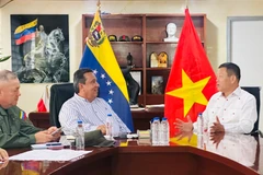 Vietnamese Ambassador to Venezuela Vu Trung My (R) meets with Governor of Trujillo State Gerardo Marquez. (Photo: VNA)