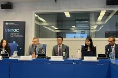Ambassador Vu Le Thai Hoang (third from left) and other delegates (Photo: VNA)