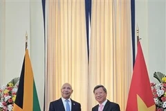 Vietnamese Ambassador to Cuba and Jamaica Le Quang Long (R) presents his credentials to Governor-General of Jamaica Patrick Allen on March 11. (Photo: VNA)