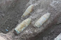 The three bombs discovered in a rice field in Thuong 1 village, Son Dong commune, Bac Ninh province. (Photo: VNA)