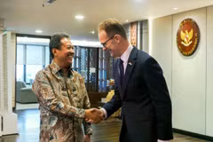 Indonesian Minister of Maritime Affairs and Fisheries, Sakti Wahyu Trenggono (L), meets with UK Ambassador to Indonesia and Timor Leste, Dominic Jermey, in Jakarta on December 23. (Photo: https://en.antaranews.com/)