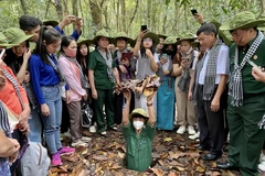 The Ho Chi Minh City Military High Command and the Ho Chi Minh City Veterans’ Association organise a friendship exchange programme gathering local war veterans and soldiers of the Gia Dinh Regiment, together with Lao and Cambodian students at the Cu Chi Tunnels Historical Site on October 29, 2022. (Photo: VNA)