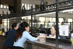 Customers conduct transactions at the State Bank of Vietnam’s Regional Branch No. 2. (Photo: VNA)