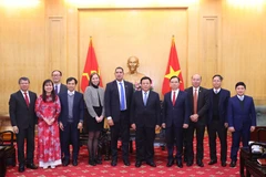 From right: Nguyen Xuan Thang (5th), Politburo member, President of the Ho Chi Minh National Academy of Politics, and Chairman of the Central Theory Council, Swedish Ambassador to Vietnam Johan Ndisi (6th) and other participants at the working session in Hanoi on February 19. (Photo: VNA)