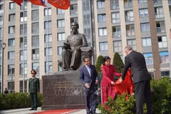 Madame Ngo Phuong Ly and St. Petersburg Governor Aleksandr Beglov mark the inauguration of Ho Chi Minh Square on July 29. (Photo: VNA)