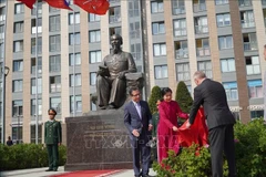 Madame Ngo Phuong Ly and St. Petersburg Governor Aleksandr Beglov mark the inauguration of Ho Chi Minh Square on July 29. (Photo: VNA)