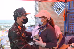 Maria Elena thanks the Vietnamese search-and-rescue team for finding her daughter's body under the rubble following the double earthquakes. (Source: Ministry of National Defence)