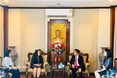 The working session between Vietnamese Consul General Dinh Hoang Linh and Khon Kaen University's representatives (Photo: VNA)