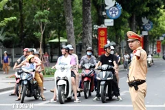 A traffic policeman regulates the traffic flow in Hanoi. (Photo: VNA)