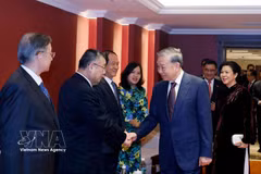 General Secretary of the Communist Party of Vietnam Central Committee and State President To Lam and his spouse Ngo Phuong Ly meet with relatives of Chinese generals, experts and others who had supported Vietnam-China friendship in Beijing on April 15. (Photo: VNA)