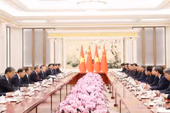 At the meeting between General Secretary of the Communist Party of Vietnam (CPV) Central Committee and State President To Lam and Chinese Premier Li Qiang in Beijing on April 15. (Photo: VNA)