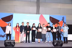 Vietnamese Ambassador to the RoK Vu Ho honours coffee processing firms and artisans. (Photo: VNA)