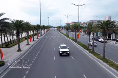 A coastal road connecting Ha Long and Cam Pha in Quang Ninh province (Photo: VNA)