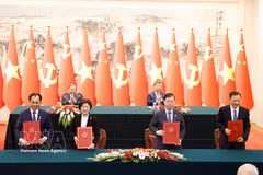 Officials sign cooperation documents in Beijing on April 15 in the presence of Party General Secretary and President of Vietnam To Lam, and his Chinese counterpart Xi Jinping (Photo: VNA)