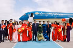 NA Chairman Tran Thanh Man and his spouse are welcomed at the airport by representatives of the Vietnamese community in Türkiye. (Photo: VNA)