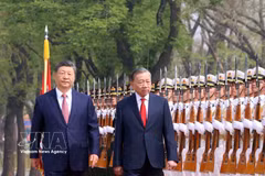 General Secretary of the Communist Party of China (CPC) Central Committee and President of China Xi Jinping (L) and General Secretary of the Communist Party of Vietnam (CPV) Central Committee and President of Vietnam To Lam view the guard of honour of the Chinese People’s Liberation Army in Beijing on the morning of April 15. (Photo: VNA)