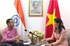 Rohin Agarwal (left), Regional Director for ASEAN and Oceania at the Confederation of Indian Industry, speaks to a Vietnam News Agency correspondent in New Delhi. (Photo: VNA)