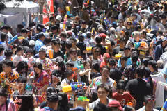 People take part in the Songkran Festival in Bangkok, Thailand, on April 13, 2026. (Photo: Xinhua/VNA)