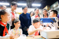 Ngo Phuong Ly, spouse of Party General Secretary and State President To Lam, at the Soong Ching Ling Science and Culture Centre for Young People in Beijing on April 14. (Photo: VNA) 