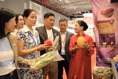 A cooperative introduces organic agricultural products to visitors at HCMC FOODEX 2026. (Photo: VNA)