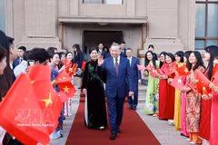 General Secretary and President To Lam and his spouse meet with staff of the Vietnamese embassy and representatives of the Vietnamese community in China on April 14. (Photo: VNA)