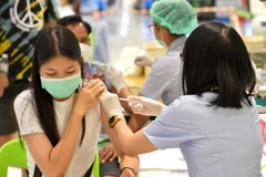 People get vaccinated against influenza in Thailand. (Photo: Xinhua/VNA)