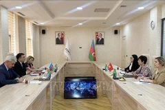 VNA General Director Vu Viet Trang (centre, left) and Chairman of the Board of the Azerbaijan State News Agency (AZERTAC) Vugar Alyev (centre, right) hold talks on May 8. (Photo: VNA)