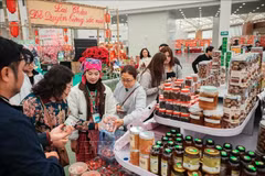 People shop at the Glorious Spring Fair (Photo: VNA)